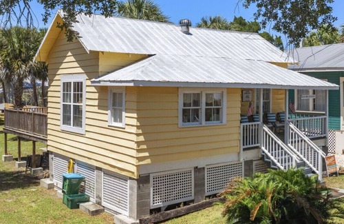 Cedar Key Cottage | Charming Downtown Island Cottage close to City Park Beach. Sleeps four.
