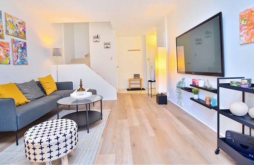 Milton Park Apartment | Charming Duplex 2 bedroom Downtown Montreal w/Netflix +Workspace+ Balcony +View