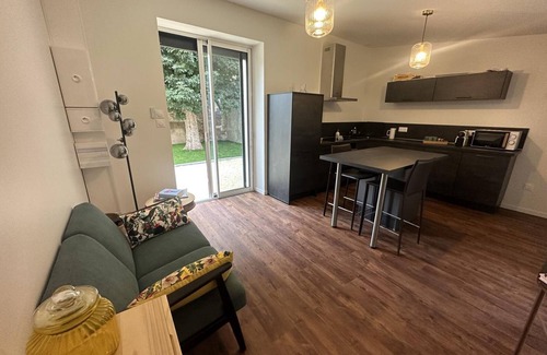 Moulins Cottage | Charming Duplex for Couples in Central Moulins – Close to Attractions and Amenities