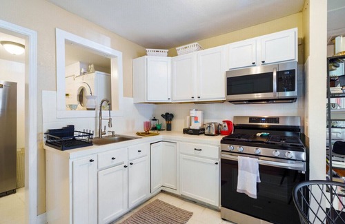Rosewood House | Charming East Austin Retreat, Prime Location