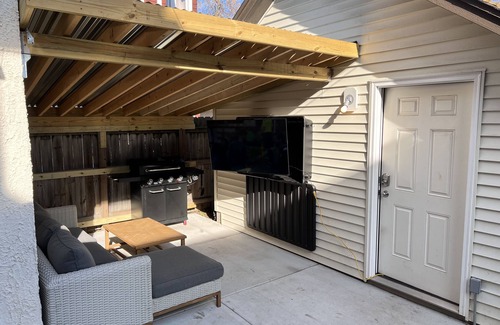 Upper East Side House | Charming east side home with gym, sauna and outdoor TV for RNC!