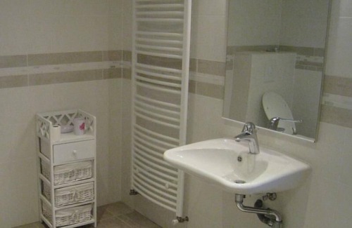 Ville-sur-Yron Cottage | Charming Eco-Friendly Retreat: Modern 3BR Home with Terrace and Large Orchard Near Parks and Activities