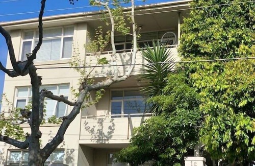 Elwood Apartment | Charming Elwood St Kilda Apmnt with Parking