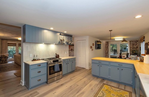 Rollingbay House | Charming English Cottage Retreat Near Fay Bainbridge Park – Sleeps 6