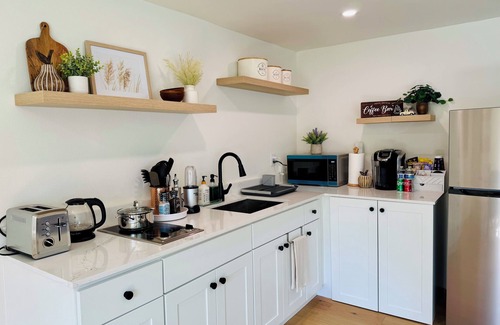 East Lake Hills House | Charming Entire Guesthouse in Bellevue, 2 minutes to I-90