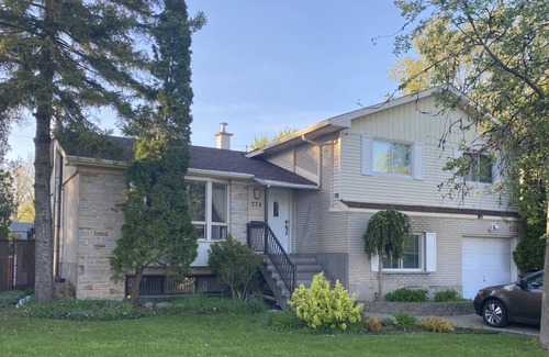 Montreal House | Charming Entire Home-3 Bedrooms-2 Bathrooms - In a Sought After Neighbourhood