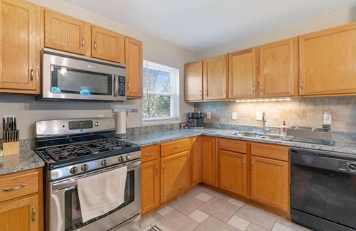 Ballwin House | Charming entire ranch home - 3 bedrooms , 1-restroom ❤️ Free drive way parking ❤️
