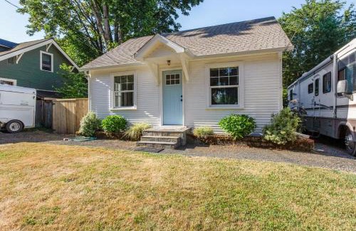Eugene House | Charming Eugene Retreat Private Hot Tub and Yard!