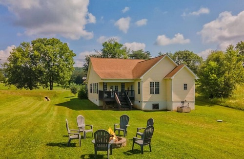 Dandridge House | Charming Family Country Lane Cottage| 3 min to lake