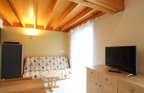 Biville Cottage | Charming Family Home, Near Coastal Dunes, with Terrace, BBQ, and Pet-Friendly