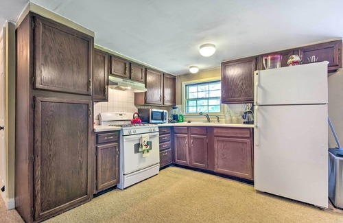 Hallsville Cottage | Charming Farm Cottage w/Fire Pit + Grill!