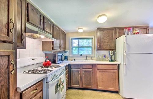Hallsville Cottage | Charming Farm Cottage w/Fire Pit + Grill!