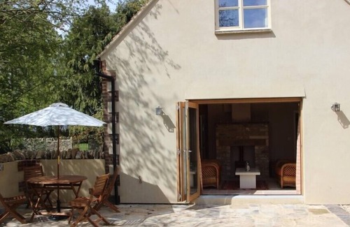 Witney Cottage | CHARMING FARM COTTAGE NR OXFORD, LARGE PRIVATE GARDEN, VIEWS OVER FARMLAND