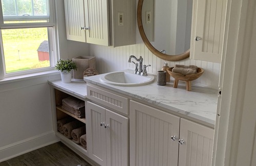 Conneaut Other | Charming Farmhouse in Ohio Wine Country - 10 mins from the beach