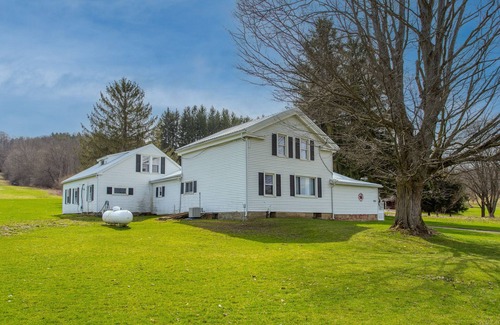 Black Creek House | Charming Farmhouse, including barn filled with horses and livestock