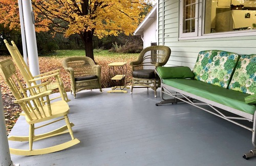 Lakemont House | Charming farmhouse on a quiet road near Seneca Lake, Glenora & Watkins Glen ❤️
