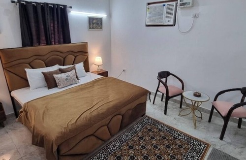 Faridabad Other | Charming farmhouse retreat with lush gardens and serene views