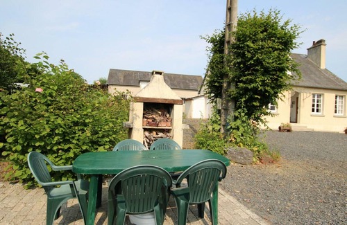 Berigny Cottage | Charming Farmhouse: Spacious Rooms, Petanque, BBQ, Near Forest, Fishing, Optional Heating/Sheets