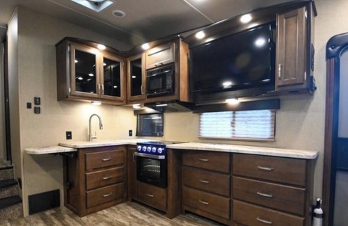 Moodys House | Charming Fifth Wheel Getaway in Tahlequah