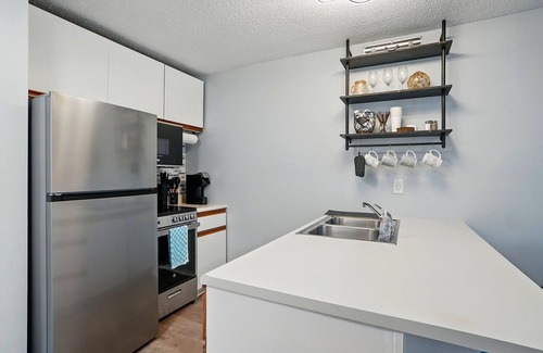 Oak Harbor Condo | Charming first floor condo on the canal of Lake Erie
