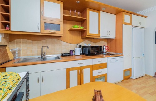 Altnkum Mahallesi Apartment | Charming Flat near Konyaalti Beach with Balcony