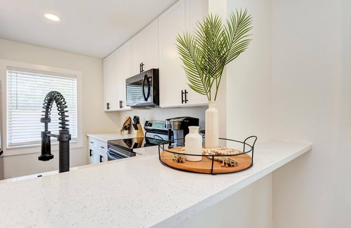 Bay Acres House | Charming Florida Beach Home w King Bed Patio