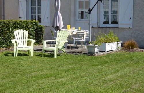 La Chapelle-aux-Choux Cottage | Charming Countryside Retreat with Heated Pool and Fireplace, Ideal for Nature Lovers!