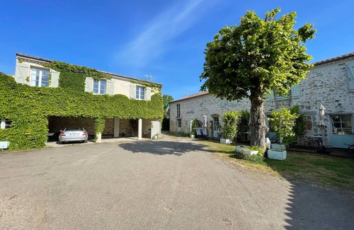 Talmont-Saint-Hilaire Cottage | Charming Cottage in Former School with Private Terrace, WiFi & Bikes, Near Thalassotherapy