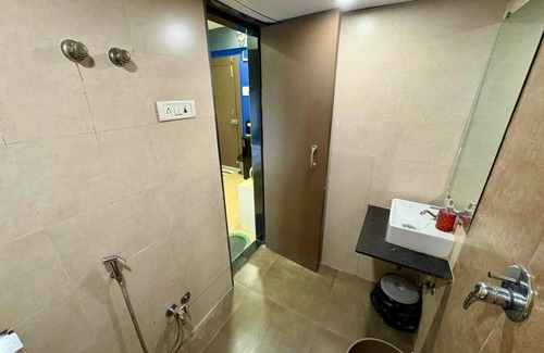 Bandra West Apartment | Charming Fully Furnished Studio at Hill Road, Bandra West.
