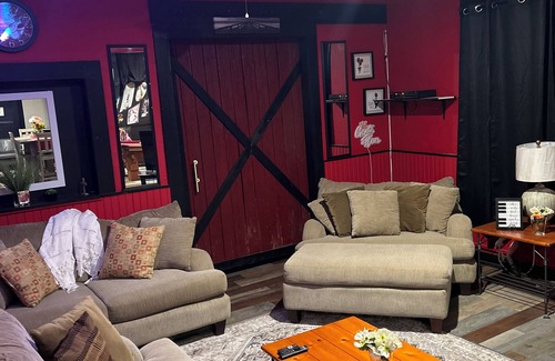 Terre Haute House | Charming & Fun! 2-bedroom house with WiFi, in Terre Haute Close to Casino