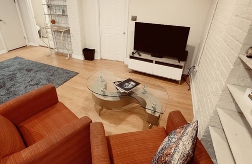 Fan District Apartment | Charming Garden Ensuite in delightful Richmond with WiFi