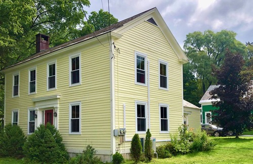 Wallingford House | Charming getaway cottage by the Green Mountains/Killington/Okemo in Vermont!