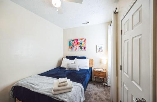 Ludlow House | Charming Getaway on Ash St- Minutes from Cinci