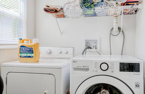Siesta Key House | Charming getaway with a pool, WiFi, washer/dryers & two full kitchens