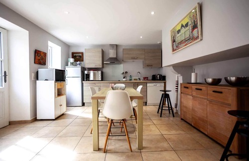 Aureilhan House | Charming gîte for 2 or 4 in the forest beside the lake, 8km from the ocean