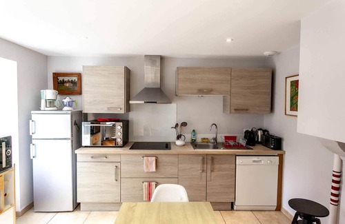 Aureilhan House | Charming gîte for 2 or 4 in the forest beside the lake, 8km from the ocean