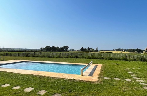 Saint-Juvat Cottage | Charming gîte in a green setting, with swimming pool.
