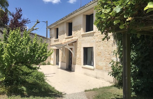 Verac House | Charming gîte with swimming pool on organic wine estate