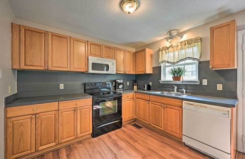 Greensboro Cottage | Charming Greensboro Getaway w/Large Backyard