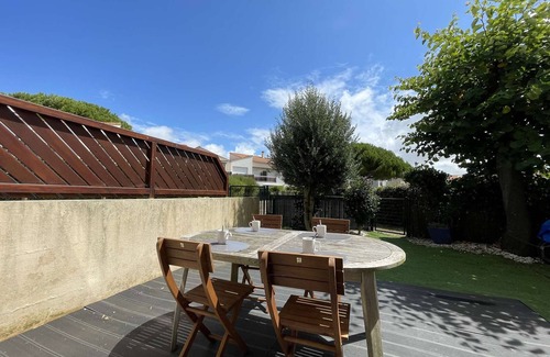 La Rochelle Apartment | Charming Ground Floor Apt with Pool Access, Near Shops & Transit - La Rochelle