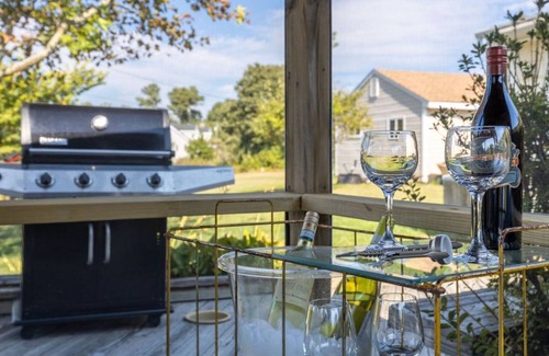Deltaville Cottage | Charming Guest Cottage on Jackson Creek w/kayaks and bikes available!