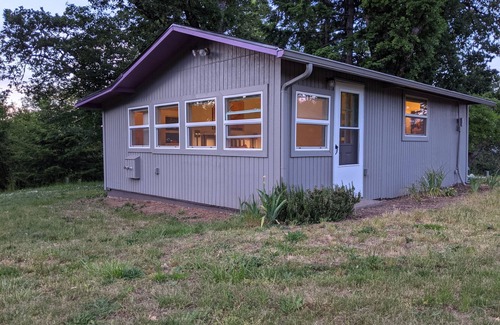 Eugene Cottage | Charming Guest Cottage in the Country