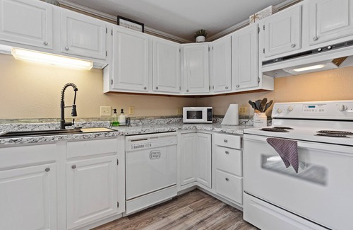 Marshall Cottage | Charming Guest House – 1BR + Sleeping Nook, Full Kitchen, Gazebo, & Boat Parking