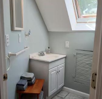West Kingston Apartment | Charming Guest House!