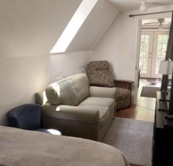 West Kingston Apartment | Charming Guest House!