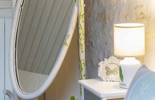 Saint-Porchaire House | charming guest room with swimming pool, 4 * classified garden in the heart of the village