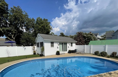 Cambridge Cottage | Charming Guesthouse w/ Pool in Historic Cambridge