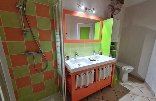 Bonnee Bed & Breakfast | Charming Gypsy Caravan with Private Parking and Air Conditioning