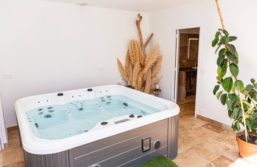 Saint-Martin-de-Crau Villa | Charming house in the heart of the village Les Tournesols