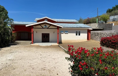 Willemstad House | Charming & Harmonious 3-bedroom house with WiFi and AC in vibrant Willemstad